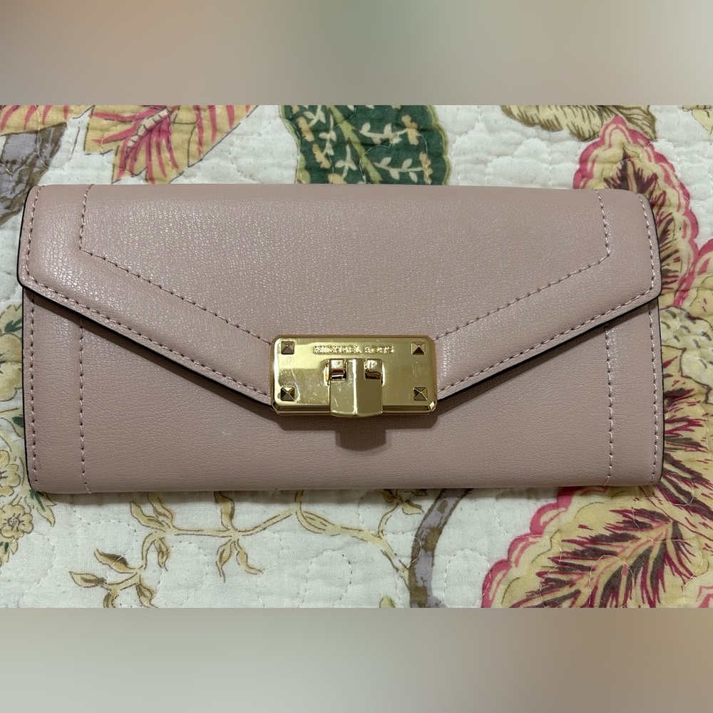 Micheal Kors Blush Leather wallet with Gold Hardware